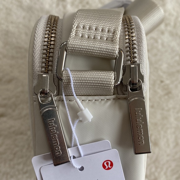 ❤️ Lululemon Crossbody Camera Bag 2L in White Opal NWT - Picture 9 of 9